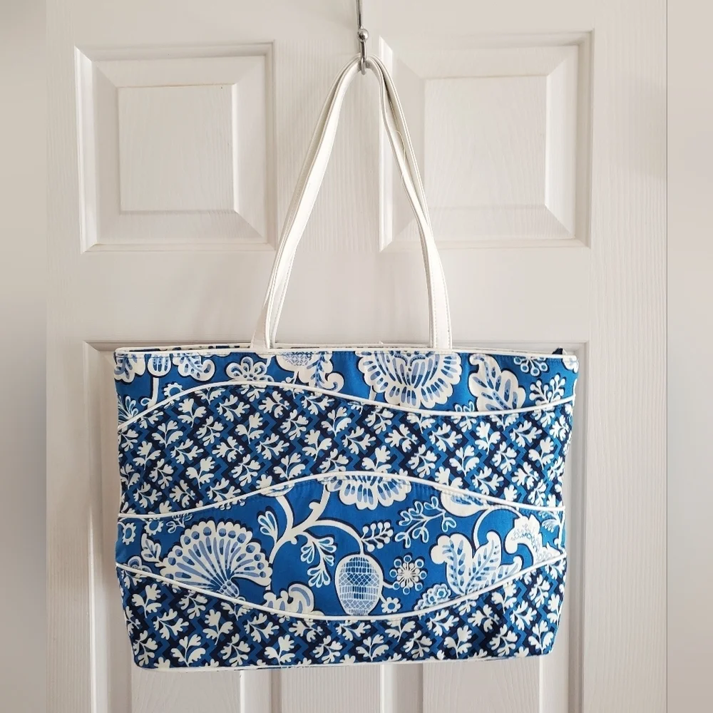Vera Bradley Making Waves Tote bag in the 